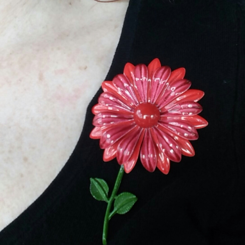 Retro floral pin